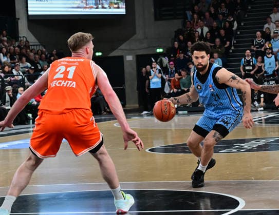 GER, 1. BBL, Veolia Towers Hamburg vs SC Rasta Vechta 19.04.2026,,GER, 1. BBL, Veolia Towers Hamburg vs SC Rasta Vechta, im Bild Lars Thiemann (RASTA Vechta 21) versucht sich gegen Devon Daniels IV (Veolia Towers Hamburg 21) durchzusetzen