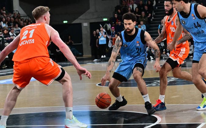 GER, 1. BBL, Veolia Towers Hamburg vs SC Rasta Vechta 19.04.2026,,GER, 1. BBL, Veolia Towers Hamburg vs SC Rasta Vechta, im Bild Lars Thiemann (RASTA Vechta 21) versucht sich gegen Devon Daniels IV (Veolia Towers Hamburg 21) durchzusetzen