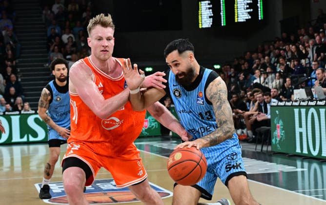 GER, 1. BBL, Veolia Towers Hamburg vs SC Rasta Vechta 19.04.2026,,GER, 1. BBL, Veolia Towers Hamburg vs SC Rasta Vechta, im Bild Lars Thiemann (RASTA Vechta 21) versucht sich gegen Martin Breunig (Veolia Towers Hamburg 13) durchzusetzen