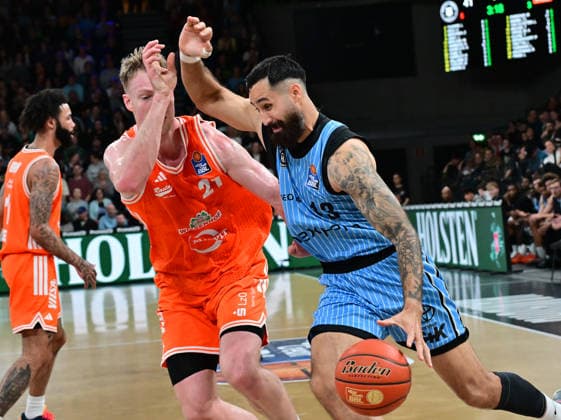 GER, 1. BBL, Veolia Towers Hamburg vs SC Rasta Vechta 19.04.2026,,GER, 1. BBL, Veolia Towers Hamburg vs SC Rasta Vechta, im Bild Lars Thiemann (RASTA Vechta 21) versucht sich gegen Martin Breunig (Veolia Towers Hamburg 13) durchzusetzen