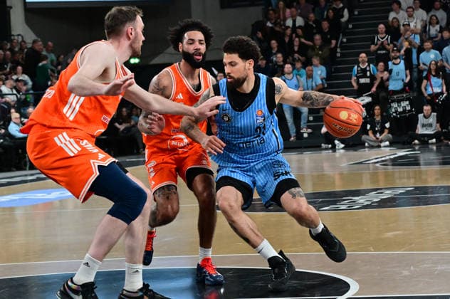 GER, 1. BBL, Veolia Towers Hamburg vs SC Rasta Vechta 19.04.2026,,GER, 1. BBL, Veolia Towers Hamburg vs SC Rasta Vechta, im Bild Devon Daniels IV (Veolia Towers Hamburg 21) versucht sich gegen Philipp Herkenhoff (RASTA Vechta 14) und Fynn Lastring (RASTA Vechta 16) durchzusetzen