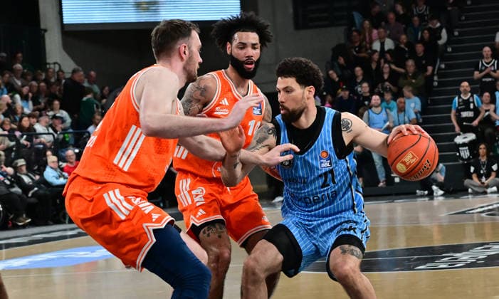 GER, 1. BBL, Veolia Towers Hamburg vs SC Rasta Vechta 19.04.2026,,GER, 1. BBL, Veolia Towers Hamburg vs SC Rasta Vechta, im Bild Devon Daniels IV (Veolia Towers Hamburg 21) versucht sich gegen Philipp Herkenhoff (RASTA Vechta 14) und Fynn Lastring (RASTA Vechta 16) durchzusetzen