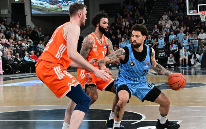 GER, 1. BBL, Veolia Towers Hamburg vs SC Rasta Vechta 19.04.2026,,GER, 1. BBL, Veolia Towers Hamburg vs SC Rasta Vechta, im Bild Devon Daniels IV (Veolia Towers Hamburg 21) versucht sich gegen Philipp Herkenhoff (RASTA Vechta 14) und Fynn Lastring (RASTA Vechta 16) durchzusetzen