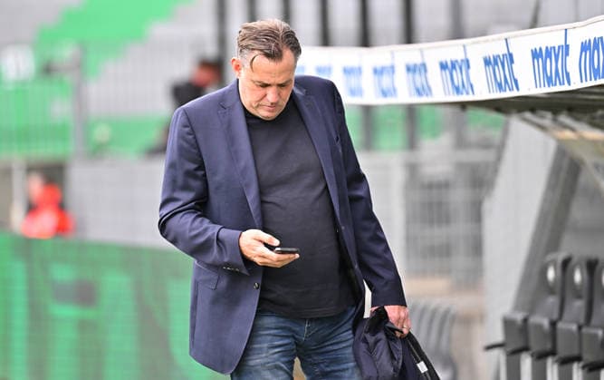19.04.2026 - Fussball - Saison 2025 2026 - 2. Fussball - Bundesliga - 30. Spieltag: SpVgg Greuther Fürth ( Kleeblatt ) - SV Darmstadt 98 ( Lilien ) - Sportfoto Zink MeZi - xmexzix - DFL regulations prohibit any use of photographs as image sequences and or quasi-video - only for editorial use - Tom Eilers ( Geschäftsführer Lizenzbereich Sv Darmstadt 98 ) blickt auf Telefon Handy Smartphone