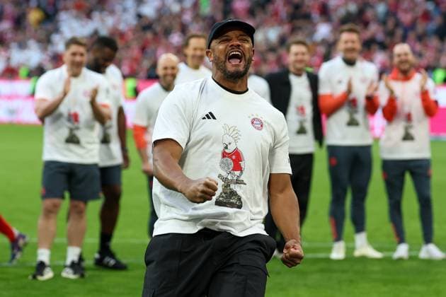 Die Mannschaft des FC Bayern Muenchen feiert am 30. Spieltag den 35. Meistertitel vorzeitig., Chef-Trainer Vincent Kompany (FC Bayern Muenchen), FC Bayern Muenchen vs. VfB Stuttgart, Fussball, 1. Bundesliga, 30. Spieltag, 19.04.2026 DFL DFB regulations prohibit any use of photographs as image sequences and or quasi-video Muenchen Bayern Deutschland *** The FC Bayern Muenchen team celebrates the 35 championship title prematurely on matchday 30 , Head Coach Vincent Kompany FC Bayern Muenchen , FC Bayern Muenchen vs VfB Stuttgart, Football, 1 Bundesliga, Matchday 30, 19 04 2026 DFL DFB regulations prohibit any use of photographs as image sequences and or quasi video Muenchen Bayern Germany Copyright: xkolbert-press ChristianxKolbertx
