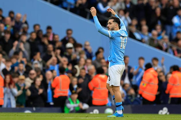 Manchester City v Arsenal, Premier League Rayan Cherki (10) of Manchester City acknowledges the crowd as he is substituted during the Premier League match between Manchester City and Arsenal at the Etihad Stadium, Manchester, UK on 19 April 2026. Manchester Etihad Stadium Manchester UK Editorial use only DataCo restrictions apply See www.football-dataco.com , Copyright: xConorxMolloyx PSI-24102-0073