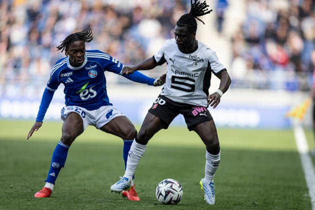 FOOTBALL : Racing de Strasbourg - Stade Rennes F. C - Ligue 1 - Stade de la Meinau - 19 04 2026 Alidu Seidu 36 Stade Rennes F. C et Sekou Mara 20 Racing de Strasbourg  Copyright: xelyxandroxcegarrax