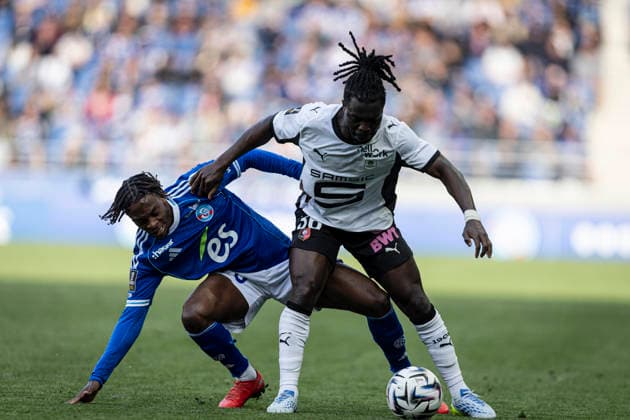 FOOTBALL : Racing de Strasbourg - Stade Rennes F. C - Ligue 1 - Stade de la Meinau - 19 04 2026 Alidu Seidu 36 Stade Rennes F. C et Sekou Mara 20 Racing de Strasbourg  Copyright: xelyxandroxcegarrax