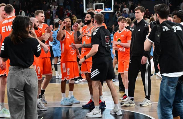 GER, 1. BBL, Veolia Towers Hamburg vs SC Rasta Vechta 19.04.2026,,GER, 1. BBL, Veolia Towers Hamburg vs SC Rasta Vechta, im Bild die Mannschaft von Vechta jubelt ueber den Sieg