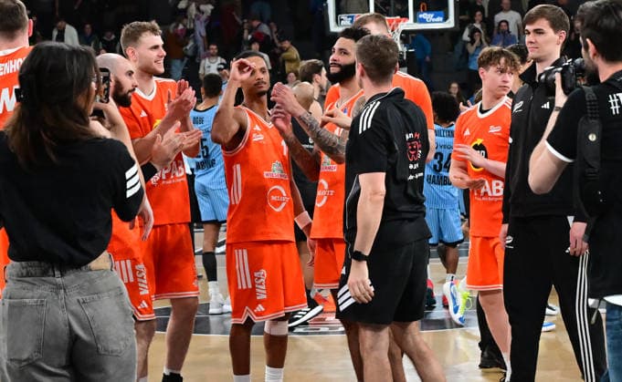 GER, 1. BBL, Veolia Towers Hamburg vs SC Rasta Vechta 19.04.2026,,GER, 1. BBL, Veolia Towers Hamburg vs SC Rasta Vechta, im Bild die Mannschaft von Vechta jubelt ueber den Sieg