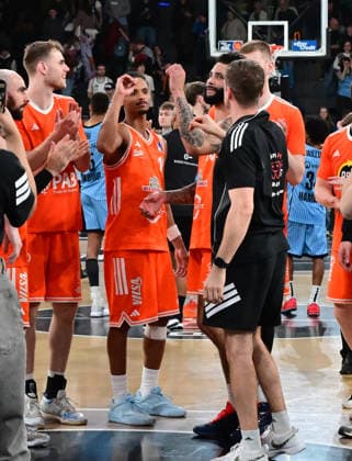 GER, 1. BBL, Veolia Towers Hamburg vs SC Rasta Vechta 19.04.2026,,GER, 1. BBL, Veolia Towers Hamburg vs SC Rasta Vechta, im Bild die Mannschaft von Vechta jubelt ueber den Sieg