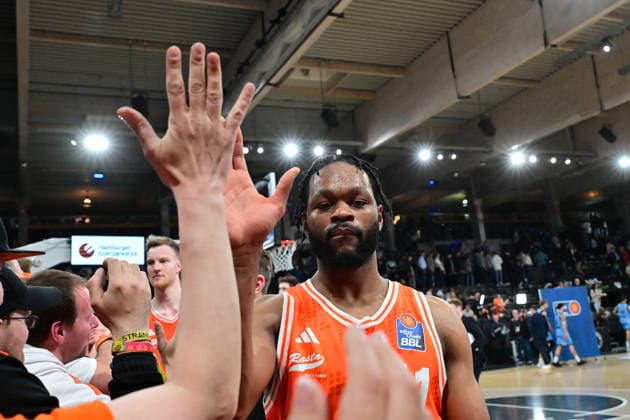 GER, 1. BBL, Veolia Towers Hamburg vs SC Rasta Vechta 19.04.2026,,GER, 1. BBL, Veolia Towers Hamburg vs SC Rasta Vechta, im Bild die Mannschaft von Vechta jubelt ueber den Sieg
