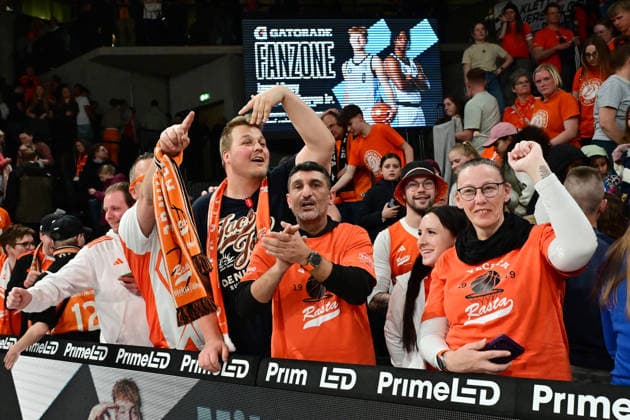 GER, 1. BBL, Veolia Towers Hamburg vs SC Rasta Vechta 19.04.2026,,GER, 1. BBL, Veolia Towers Hamburg vs SC Rasta Vechta, im Bild die Fans von Vechta jubeln ueber den Sieg