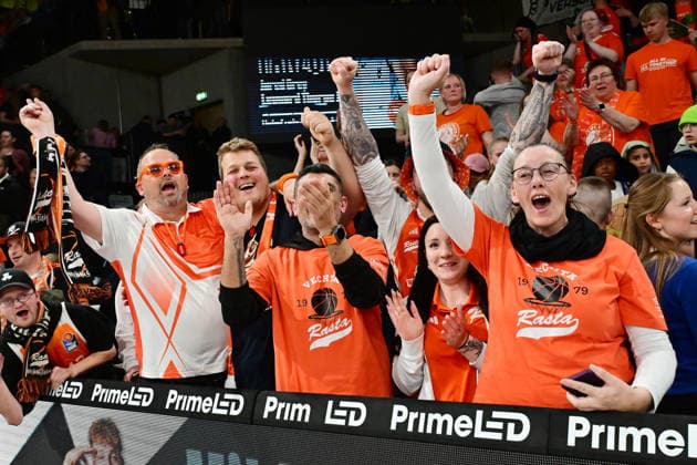 GER, 1. BBL, Veolia Towers Hamburg vs SC Rasta Vechta 19.04.2026,,GER, 1. BBL, Veolia Towers Hamburg vs SC Rasta Vechta, im Bild die Fans von Vechta jubeln ueber den Sieg