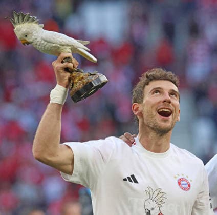 8 Leon Goretzka (FCB) mit Kakadu, Meistefeier nach Spiel Fussball 1. BL FC Bayern München - VfB Stuttgart 19.04.2026 Allianz Arena FOTO: Mladen Lackovic LakoPress *** 8 Leon Goretzka FCB with cockatoo, championship celebration after match Soccer 1 BL FC Bayern Munich VfB Stuttgart 19 04 2026 Allianz Arena PHOTO Mladen Lackovic LakoPress