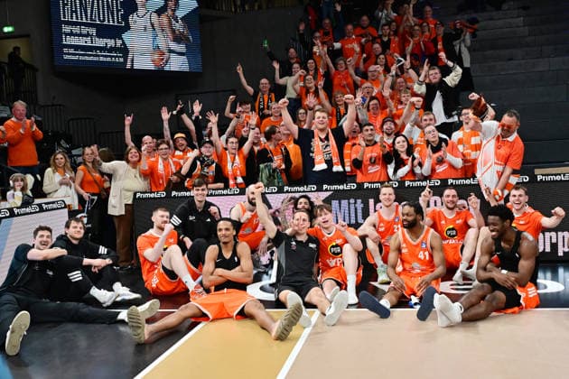GER, 1. BBL, Veolia Towers Hamburg vs SC Rasta Vechta 19.04.2026,,GER, 1. BBL, Veolia Towers Hamburg vs SC Rasta Vechta, im Bild die Mannschaft aus Vechta jubelt mit den Fans ueber den Sieg
