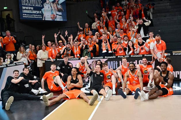 GER, 1. BBL, Veolia Towers Hamburg vs SC Rasta Vechta 19.04.2026,,GER, 1. BBL, Veolia Towers Hamburg vs SC Rasta Vechta, im Bild die Mannschaft aus Vechta jubelt mit den Fans ueber den Sieg