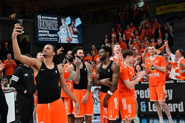 GER, 1. BBL, Veolia Towers Hamburg vs SC Rasta Vechta 19.04.2026,,GER, 1. BBL, Veolia Towers Hamburg vs SC Rasta Vechta, im Bild die Mannschaft aus Vechta jubelt mit den Fans ueber den Sieg