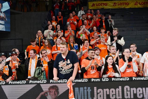 GER, 1. BBL, Veolia Towers Hamburg vs SC Rasta Vechta 19.04.2026,,GER, 1. BBL, Veolia Towers Hamburg vs SC Rasta Vechta, im Bild die Fans von Vechta jubeln ueber den Sieg