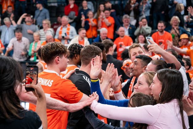Vechta Mannschaft jubelt Jubel nach Sieg Spielende mit den Fans, GER, Veolia Towers Hamburg vs RASTA Vechta, Basketball, Bundesliga, Spieltag 30, Saison 2025 2026, 19.04.2026 GER, Veolia Towers Hamburg vs RASTA Vechta, Basketball, Bundesliga, Spieltag 30, Saison 2025 2026, 19.04.2026 Hamburg Copyright: xEibner-Pressefoto MaxxVincenx EP_MVN