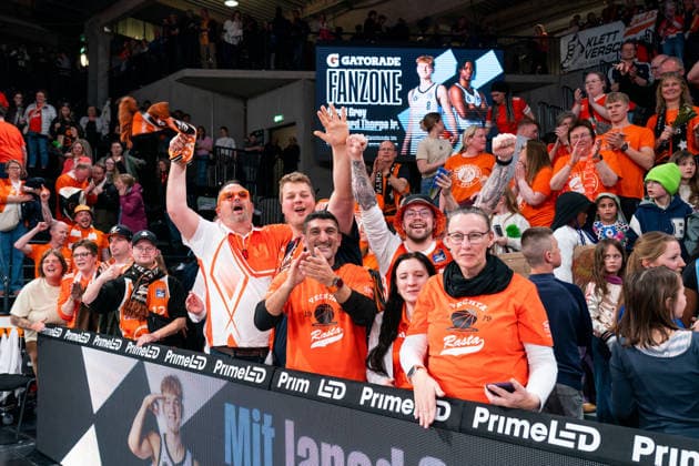 Vechta Fans jubelt Jubel nach Sieg Spielende, GER, Veolia Towers Hamburg vs RASTA Vechta, Basketball, Bundesliga, Spieltag 30, Saison 2025 2026, 19.04.2026 GER, Veolia Towers Hamburg vs RASTA Vechta, Basketball, Bundesliga, Spieltag 30, Saison 2025 2026, 19.04.2026 Hamburg Copyright: xEibner-Pressefoto MaxxVincenx EP_MVN