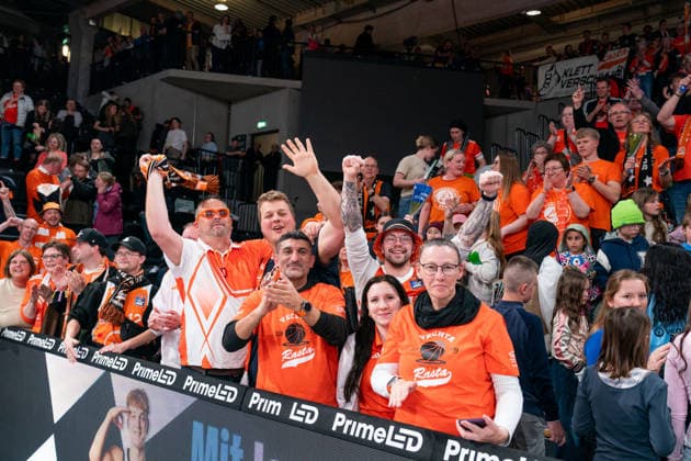 Vechta Fans jubelt Jubel nach Sieg Spielende, GER, Veolia Towers Hamburg vs RASTA Vechta, Basketball, Bundesliga, Spieltag 30, Saison 2025 2026, 19.04.2026 GER, Veolia Towers Hamburg vs RASTA Vechta, Basketball, Bundesliga, Spieltag 30, Saison 2025 2026, 19.04.2026 Hamburg Copyright: xEibner-Pressefoto MaxxVincenx EP_MVN