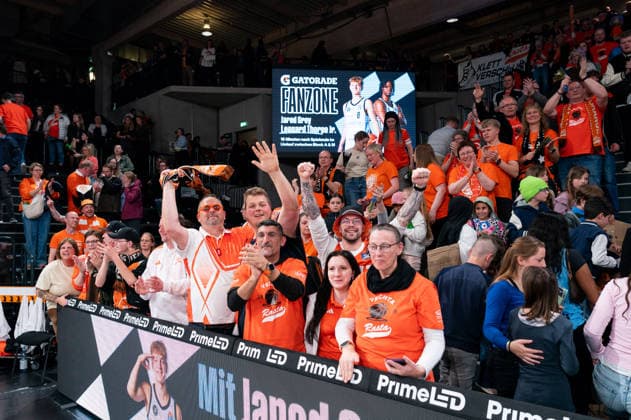 Vechta Fans jubelt Jubel nach Sieg Spielende, GER, Veolia Towers Hamburg vs RASTA Vechta, Basketball, Bundesliga, Spieltag 30, Saison 2025 2026, 19.04.2026 GER, Veolia Towers Hamburg vs RASTA Vechta, Basketball, Bundesliga, Spieltag 30, Saison 2025 2026, 19.04.2026 Hamburg Copyright: xEibner-Pressefoto MaxxVincenx EP_MVN