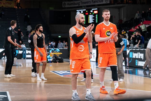 Tommy Kuhse (RASTA Vechta, 12) jubelt Jubel nach Sieg Spielende, GER, Veolia Towers Hamburg vs RASTA Vechta, Basketball, Bundesliga, Spieltag 30, Saison 2025 2026, 19.04.2026 GER, Veolia Towers Hamburg vs RASTA Vechta, Basketball, Bundesliga, Spieltag 30, Saison 2025 2026, 19.04.2026 Hamburg Copyright: xEibner-Pressefoto MaxxVincenx EP_MVN