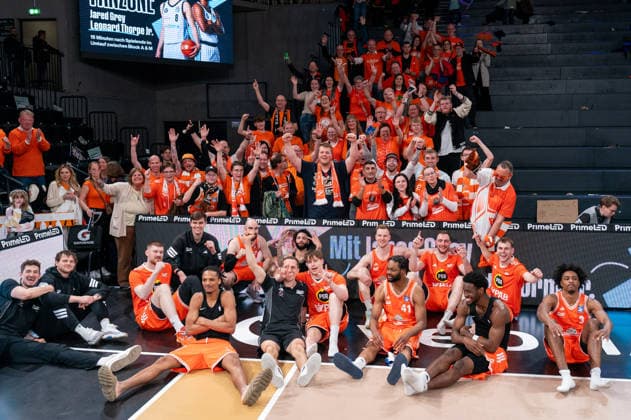 Vechta Mannschaft jubelt Jubel nach Sieg Spielende mit den Fans, GER, Veolia Towers Hamburg vs RASTA Vechta, Basketball, Bundesliga, Spieltag 30, Saison 2025 2026, 19.04.2026 GER, Veolia Towers Hamburg vs RASTA Vechta, Basketball, Bundesliga, Spieltag 30, Saison 2025 2026, 19.04.2026 Hamburg Copyright: xEibner-Pressefoto MaxxVincenx EP_MVN