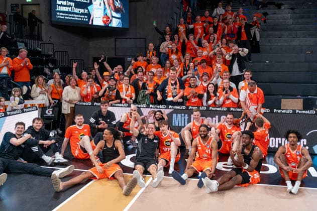 Vechta Mannschaft jubelt Jubel nach Sieg Spielende mit den Fans, GER, Veolia Towers Hamburg vs RASTA Vechta, Basketball, Bundesliga, Spieltag 30, Saison 2025 2026, 19.04.2026 GER, Veolia Towers Hamburg vs RASTA Vechta, Basketball, Bundesliga, Spieltag 30, Saison 2025 2026, 19.04.2026 Hamburg Copyright: xEibner-Pressefoto MaxxVincenx EP_MVN