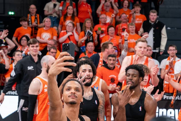 Vechta Mannschaft jubelt Jubel nach Sieg Spielende mit den Fans, Alonzo Verge Jr (RASTA Vechta, 11) Selfie, GER, Veolia Towers Hamburg vs RASTA Vechta, Basketball, Bundesliga, Spieltag 30, Saison 2025 2026, 19.04.2026 GER, Veolia Towers Hamburg vs RASTA Vechta, Basketball, Bundesliga, Spieltag 30, Saison 2025 2026, 19.04.2026 Hamburg Copyright: xEibner-Pressefoto MaxxVincenx EP_MVN
