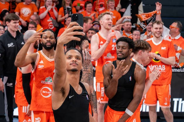 Vechta Mannschaft jubelt Jubel nach Sieg Spielende mit den Fans, Alonzo Verge Jr (RASTA Vechta, 11) Selfie, GER, Veolia Towers Hamburg vs RASTA Vechta, Basketball, Bundesliga, Spieltag 30, Saison 2025 2026, 19.04.2026 GER, Veolia Towers Hamburg vs RASTA Vechta, Basketball, Bundesliga, Spieltag 30, Saison 2025 2026, 19.04.2026 Hamburg Copyright: xEibner-Pressefoto MaxxVincenx EP_MVN