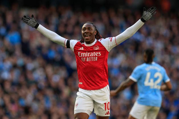 Manchester City v Arsenal, Premier League Eberechi Eze (10) of Arsenal urges on the crowd during the Premier League match between Manchester City and Arsenal at the Etihad Stadium, Manchester, UK on 19 April 2026. Manchester Etihad Stadium Manchester UK Editorial use only DataCo restrictions apply See www.football-dataco.com , Copyright: xConorxMolloyx PSI-24102-0104