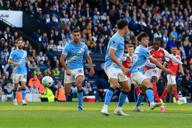 Manchester City v Arsenal, Premier League Eberechi Eze (10) of Arsenal has a shot which hits the base of the post during the Premier League match between Manchester City and Arsenal at the Etihad Stadium, Manchester, UK on 19 April 2026. Manchester Etihad Stadium Manchester UK Editorial use only DataCo restrictions apply See www.football-dataco.com , Copyright: xConorxMolloyx PSI-24102-0105