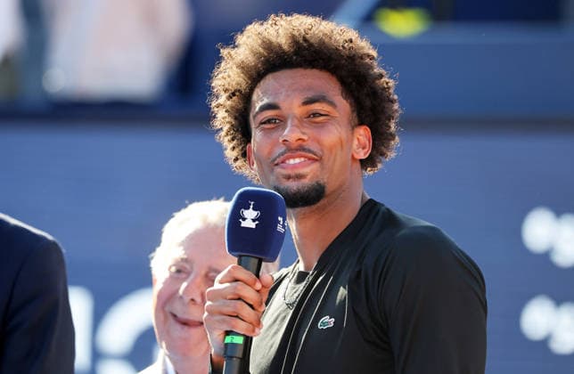 Barcelona Open Banc Sabadell 2026 - Day Seven Arthur Fils receives the champion trophy after defeating Andrey Rublev in the final of the Barcelona Open Banc Sabadell 73rd Conde de Godo Trophy, played at Real Club de Tenis Barcelona 1899, in Barcelona, Spain, on April 19, 2026. Barcelona Barcelona Spain  Copyright: xUrbanandsportx originalFilename:urbanandsport-filswins260419_npvli.jpg