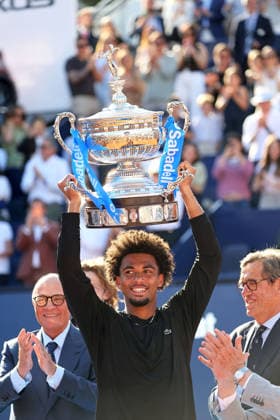 Barcelona Open Banc Sabadell 2026 - Day Seven Arthur Fils receives the champion trophy after defeating Andrey Rublev in the final of the Barcelona Open Banc Sabadell 73rd Conde de Godo Trophy, played at Real Club de Tenis Barcelona 1899, in Barcelona, Spain, on April 19, 2026. Barcelona Barcelona Spain  Copyright: xUrbanandsportx originalFilename:urbanandsport-filswins260419_npXOK.jpg