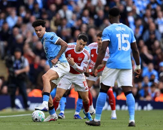 19th April 2026; Etihad Stadium, Manchester, Lancashire, England; Premier League Football, Manchester City versus Arsenal ; Nico O& x2019;Reilly of Manchester City holds off a challenge from Gabriel Martinelli of Arsenal DavidxBlunsden