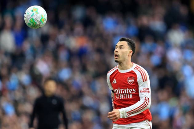 19th April 2026; Etihad Stadium, Manchester, Lancashire, England; Premier League Football, Manchester City versus Arsenal ; Gabriel Martinelli of Arsenal races after the ball DavidxBlunsden