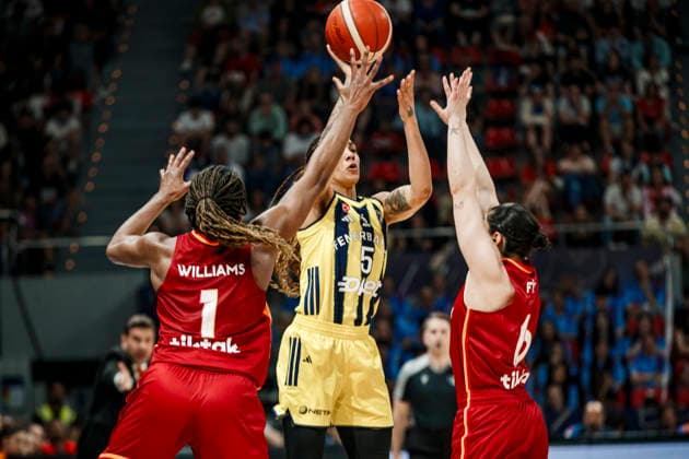 ESP: Galatasaray Cagdas Faktoring v Fenerbahce Opet. Final game Euroleague Women Final Six 2026 Gabby Williams, Goksen Fitik and Elizabeth Williams during the Euroleague Women final game between Galatasaray Cagdas Faktoring and Fenerbahce Opet played at Principe Felipe Arena on April 19, 2026 in Zaragoza, Spain. Zaragoza Spain Basketball Copyright: xDanielxMarzo AgenciaxLOFx