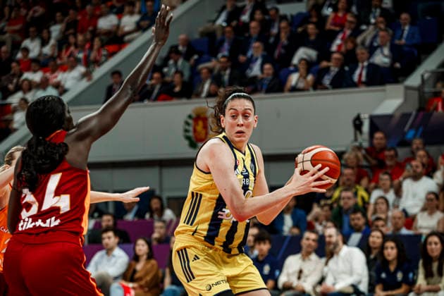 ESP: Galatasaray Cagdas Faktoring v Fenerbahce Opet. Final game Euroleague Women Final Six 2026 Breanna Stewart and Awak Kuier during the Euroleague Women final game between Galatasaray Cagdas Faktoring and Fenerbahce Opet played at Principe Felipe Arena on April 19, 2026 in Zaragoza, Spain. Zaragoza Spain Basketball Copyright: xDanielxMarzo AgenciaxLOFx