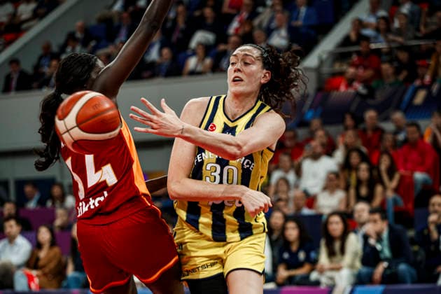 ESP: Galatasaray Cagdas Faktoring v Fenerbahce Opet. Final game Euroleague Women Final Six 2026 Breanna Stewart and Awak Kuier during the Euroleague Women final game between Galatasaray Cagdas Faktoring and Fenerbahce Opet played at Principe Felipe Arena on April 19, 2026 in Zaragoza, Spain. Zaragoza Spain Basketball Copyright: xDanielxMarzo AgenciaxLOFx