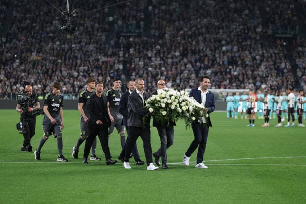 Former Juventus players, Gigi Buffon, Claudio Marchiosio and Leonardo Bonucci taking flowers to the goal commemorating the loss of former Juventus FC goalkeeper Alex Manninger during the Italian Serie A, football match between Juventus FC and Bologna FC on 19 April 2026, at Allianz Stadium Turin, Italy. Photo Nderim Kaceli  Copyright: xNderimxKaceli IPAxSportx xipa-agency.netx xx IPA_74085486 IPA_Agency_IPA74085486