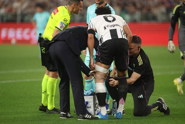 Lloyd Kelly of Juventus FC receiving medical aid during the Italian Serie A, football match between Juventus FC and Bologna FC on 19 April 2026, at Allianz Stadium Turin, Italy. Photo Nderim Kaceli  Copyright: xNderimxKaceli IPAxSportx xipa-agency.netx xx IPA_74087179 IPA_Agency_IPA74087179
