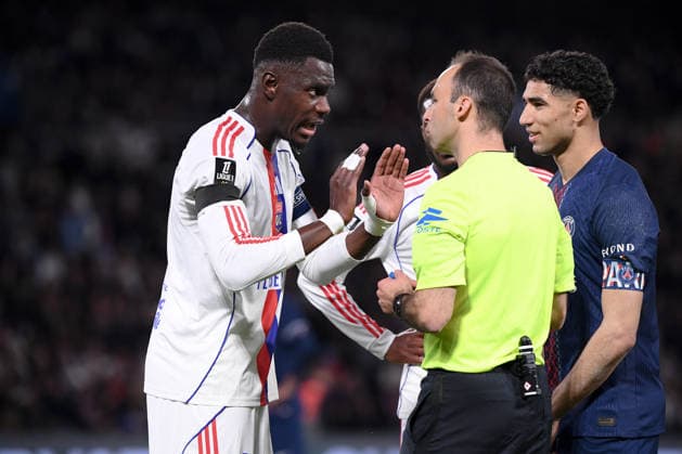 Paris Saint-Germain FC v Olympique Lyonnais - Ligue 1 McDonald s Jerome BRISARD (ARBITRE) - 02 Achraf HAKIMI (psg) - 19 Moussa NIAKHATE (ol) during the Ligue 1 McDonald s match between Paris Saint-Germain FC and Olympique Lyonnais at Parc des Princes on April 19, 2026 in Paris, France. Paris France  Copyright: xFEPx 776348360