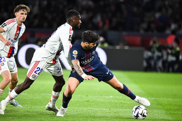 FOOTBALL : Paris Saint Germain vs Olympique Lyonnais - Ligue 1 - JournÃ e 30 - 19 04 2026 Lucas Beraldo (Paris SG) Clinton Mata (OL) ParisFrance  Copyright: xBaptistexAutissierx