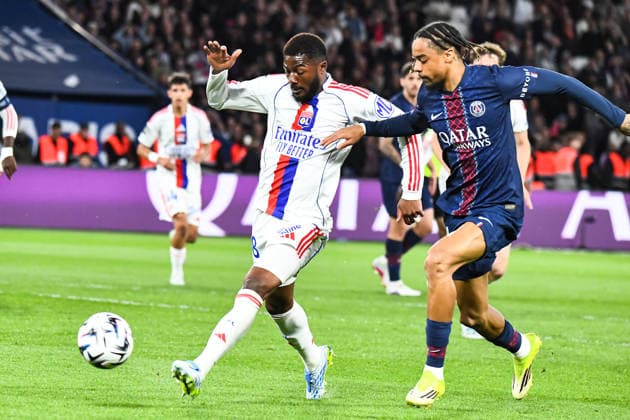 FOOTBALL : Paris Saint Germain vs Olympique Lyonnais - Ligue 1 - JournÃ e 30 - 19 04 2026 Ainsley Maitland-Niles (OL) Bradley Barcola (Paris SG) ParisFrance  Copyright: xBaptistexAutissierx