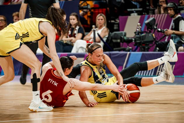 ESP: Galatasaray Cagdas Faktoring v Fenerbahce Opet. Final game Euroleague Women Final Six 2026 Julie Allemand and Goksen Fitik during the Euroleague Women final game between Galatasaray Cagdas Faktoring and Fenerbahce Opet played at Principe Felipe Arena on April 19, 2026 in Zaragoza, Spain. Zaragoza Spain Basketball Copyright: xDanielxMarzo AgenciaxLOFx