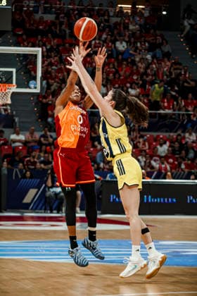 ESP: Galatasaray Cagdas Faktoring v Fenerbahce Opet. Final game Euroleague Women Final Six 2026 Kamiah Smalls and Fenerbahce Opet during the Euroleague Women final game between Galatasaray Cagdas Faktoring and Fenerbahce Opet played at Principe Felipe Arena on April 19, 2026 in Zaragoza, Spain. Zaragoza Spain Basketball Copyright: xDanielxMarzo AgenciaxLOFx