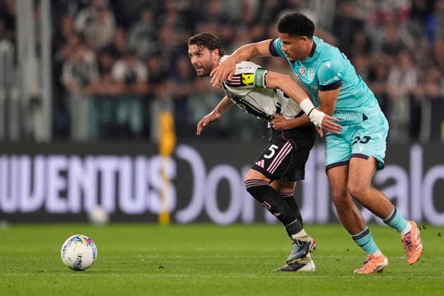 Juventus Manuel Locatelli fights for the ball with Bologna s Jesper Karlsson during the Serie A soccer match between Juventus Fc and Bologna the Juventus Stadium in Turin, north west Italy - April 19, 2026. - Soccer  Copyright: xFabioxFerrari LaPressex
