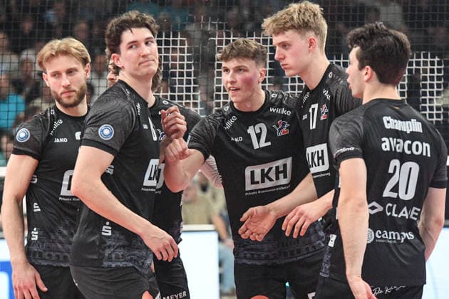 Die Spieler von SVG Lüneburg nachdenklich, grübelnd, besorgt, pessimistisch, 19.04.2026, Düren (Deutschland), Volleyball, 1. Bundesliga Männer, Halbfinale Playoff, SWD Powervolleys Düren - SVG Lüneburg